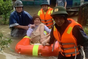 Đơn vị chức năng giúp người dân tránh lũ ở tỉnh Thừa Thiên Huế