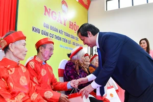 Bộ trưởng Bộ GD-ĐT Nguyễn Kim Sơn tặng quà các hộ gia đình có hoàn cảnh khó khăn tại thôn Tiên Lữ