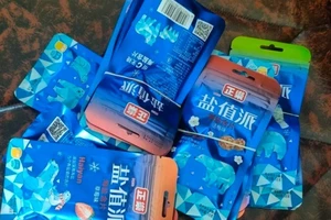 Nhiều loại kẹo không rõ nguồn gốc được bày bán ở cổng trường