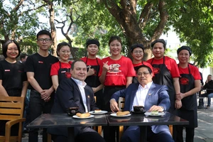 Hai Thủ tướng thưởng thức cà phê, ngắm đường phố Hà Nội. Ảnh: QUANG PHÚC