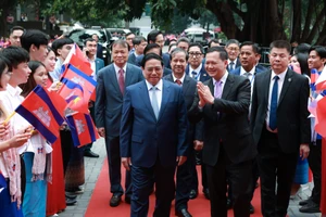 Thủ tướng Phạm Minh Chính và Thủ tướng Hun Manet đến cuộc giao lưu. Ảnh: VIẾT CHUNG