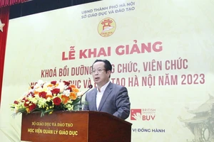 Ông Trần Thế Cương, Giám đốc Sở GD-ĐT TP Hà Nội phát biểu tại lễ khai giảng.