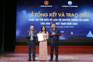 Trao giải nhất cho tác giả Nguyễn Thị Thiên Sinh, giáo viên Trường Phổ thông dân tộc nội trú tỉnh Bắc Kạn.