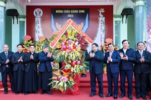 Thủ tướng Phạm Minh Chính tới thăm, chúc mừng các linh mục và đồng bào Công giáo tại Giáo xứ Bắc Giang. Ảnh: VIẾT CHUNG