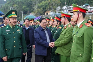 Thủ tướng Phạm Minh Chính đến thăm và chúc tết các lực lượng đang làm nhiệm vụ tại Cửa khẩu quốc tế Trà Lĩnh, huyện Trùng Khánh, tỉnh Cao Bằng, chiều 1-1-2024. Ảnh: VIẾT CHUNG