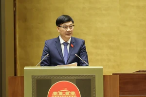 Chủ nhiệm Ủy ban Kinh tế của Quốc hội Vũ Hồng Thanh trình bày dự thảo luật. Ảnh: QUANG PHÚC