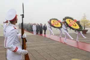 Lãnh đạo Đảng, Nhà nước đặt vòng hoa, vào Lăng viếng Chủ tịch Hồ Chí Minh. Ảnh: VIẾT CHUNG
