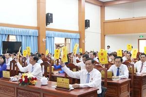 Các đại biểu HĐND tỉnh An Giang biểu quyết thông qua các nghị quyết kỳ họp