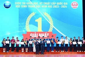 Ban tổ chức trao Bằng khen cho các dự án đoạt giải nhất cuộc thi