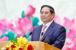 Thủ tướng Phạm Minh Chính phát biểu chúc mừng các đại biểu già làng, trưởng bản, nghệ nhân và người có uy tín tiêu biểu tại cuộc gặp mặt. Ảnh: VIẾT CHUNG