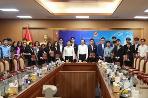 Thứ trưởng Bộ GD-ĐT Phạm Ngọc Thưởng gặp mặt đoàn cán bộ, học sinh tham gia kỳ thi khoa học kỹ thuật quốc tế năm 2024.