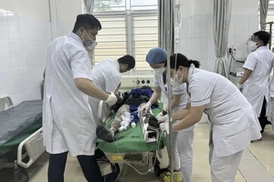 Một công nhân được cấp cứu tại Bệnh viện Đa khoa khu vực Cẩm Phả