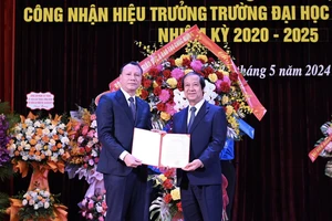 Bộ trưởng Nguyễn Kim Sơn trao quyết định công nhận Hiệu trưởng Trường Đại học Sư phạm Hà Nội 