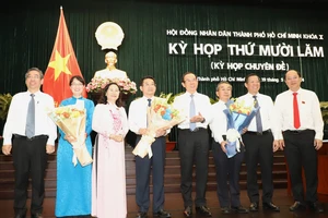Thường trực Thành ủy TPHCM tặng hoa chúc mừng các đồng chí tại kỳ họp thứ 15 (kỳ họp chuyên đề), HĐND TPHCM. Ảnh: VIỆT DŨNG