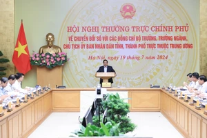 Thủ tướng Phạm Minh Chính chủ trì hội nghị Thường trực Chính phủ về chuyển đổi số. Ảnh: VIẾT CHUNG