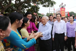 Tổng Bí thư Nguyễn Phú Trọng và nhân dân dự Ngày hội đại đoàn kết toàn dân tộc tại Làng văn hóa Thượng Điện, xã Vinh Quang, huyện Vĩnh Bảo, TP Hải Phòng, chiều 15-11-2017. Ảnh: VIẾT CHUNG