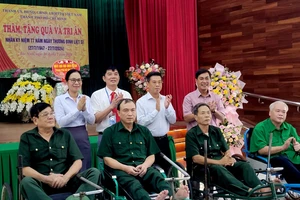 Đồng chí Nguyễn Văn Dũng, Thành ủy viên, Phó Chủ tịch UBND TPHCM dẫn đầu Đoàn đại biểu TPHCM thăm và tặng quà tập thể thương, bệnh binh tại Trung tâm Điều dưỡng Thương binh Thuận Thành (tỉnh Bắc Ninh)
