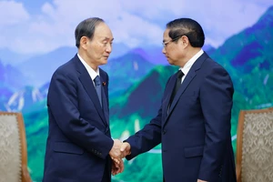 Thủ tướng Phạm Minh Chính tiếp Đặc phái viên của Thủ tướng Nhật Bản, nguyên Thủ tướng Suga Yoshihide 