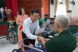 Đồng chí Nguyễn Văn Dũng, Phó Chủ tịch UBND TPHCM tặng quà thương binh tại Trung tâm điều dưỡng thương binh Thuận Thành (Bắc Ninh)