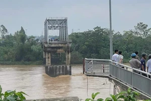 Hiện trường cầu Phong Châu (tỉnh Phú Thọ) bị sập