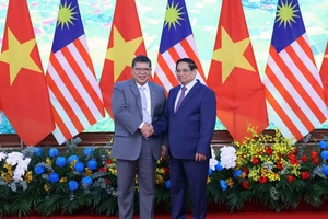 Thủ tướng Phạm Minh Chính hội kiến Chủ tịch Hạ viện Malaysia Tan Sri Dato’ Johari Bin Abdul, chiều 25-10. Ảnh: VIẾT CHUNG