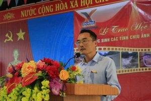 Ông Đỗ Ngọc Quang, Phó trưởng phụ trách đại diện Báo SGGP tại Hà Nội phát biểu tại lễ trao học bổng. Ảnh: HÀ NGUYỄN