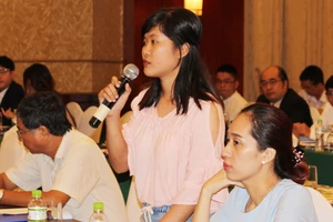 Đại diện một doanh nghiệp hỏi về chính sách ưu đãi đầu tư tại Lào. Ảnh: Chí Kan
