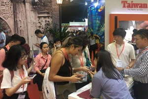 Du khách tìm hiểu các tour du lịch Đài Loan tại TPHCM