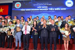 Chủ tịch UBND TPHCM Nguyễn Thành Phong cám ơn lãnh sự các nước và các doanh nghiệp tiêu biểu. Ảnh: VIỆT DŨNG