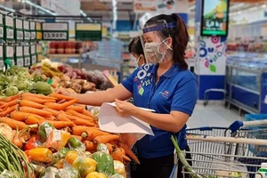 Nhân viên siêu thị Co.opmart "đi chợ" giùm khách hàng