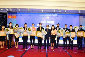 Giám đốc Sở Du lịch TPHCM Nguyễn Thị Ánh Hoa tặng hoa chúc mừng các tập thể nhận bằng khen của UBND TPHCM