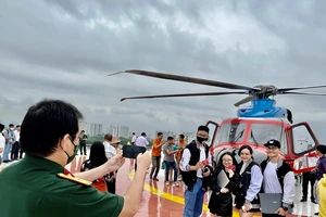 Du khách háo hức trải nghiệm tour trực thăng ngắm TPHCM