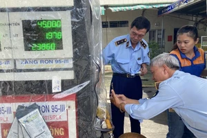 Quản lý thị trường kiểm tra một cây xăng tại quận Tân Phú, TPHCM