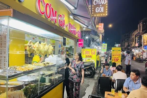 Khách thưởng thức cơm gà, cháo gà các loại tối 21-12 tại tuyến phố ẩm thực Nguyễn Thượng Hiền