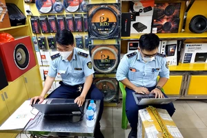 Quản lý thị trường lập biên bản xử lý vi phạm tại một cửa hàng trên đường An Dương Vương, quận 5, TPHCM