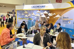 Khách quốc tế tìm hiểu thông tin ở gian hàng Saigontourist Group tại Hội chợ Du lịch Quốc tế ITB Asia đang diễn ra ở Singapore