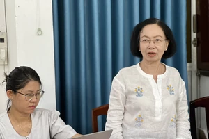 Bà Nguyễn Thị Khánh trao đổi thông tin tổng kết lễ hội ngày 27-10