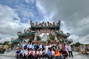Khách tham quan Phù Châu Miếu tại quận Gò Vấp, TPHCM do TSTtourist tổ chức