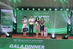 Các nữ golfer Việt Nam và nước ngoài được trao giải tối 24-11