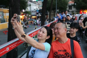 Người dân, du khách thích thú trải nghiệm tuyến buýt 2 tầng tại TPHCM cũng như Hà Nội những ngày đầu xuân Giáp Thìn