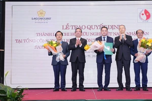 Phó Bí thư Thành ủy TPHCM Nguyễn Phước Lộc và Tổng Lãnh sự Nhật Bản tại TPHCM tặng hoa chúc mừng ban lãnh đạo Chi hội Hữu nghị Việt Nam - Nhật Bản vừa được thành lập