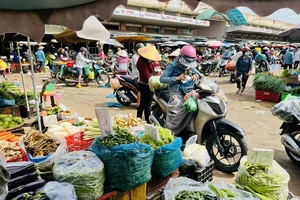 Người dân mua rau củ tươi trong chợ đầu mối Hóc Môn