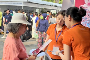 Người dân tìm mua tour tại Lễ hội Việt-Nhật ở TPHCM, ngày 10-3