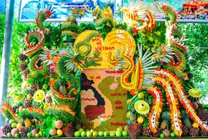 Một tác phẩm nghệ thuật tạo hình bằng trái cây tại lễ hội năm 2023