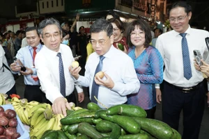 Phó Bí thư Thành ủy TPHCM Nguyễn Phước Lộc cùng các đại biểu tham quan các gian hàng trái cây tối 4-6. Ảnh: HOÀNG HÙNG