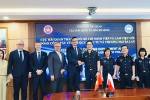 Phó Cục trưởng Cục Hải quan TPHCM Đỗ Thanh Quang tiếp đoàn công tác Ba Lan
