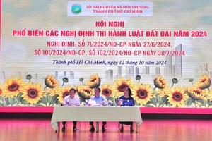 Đoàn công tác của Bộ TN-MT cùng lãnh đạo Sở TN-MT TPHCM giải đáp những thắc mắc của một số lãnh đạo Chi nhánh Văn phòng Đăng ký Đất đai quận, huyện