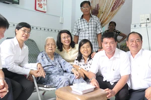 Đoàn lãnh đạo TPHCM thăm hỏi Mẹ Việt Nam Anh hùng Đào Thị Nhành (ngụ huyện Nhà Bè, TPHCM)
