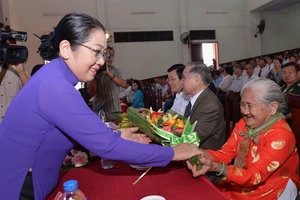Phó Bí thư Thành ủy TPHCM Võ Thị Dung tặng hoa cho Mẹ Việt Nam anh hùng nhân buổi họp mặt. Ảnh: VIỆT DŨNG