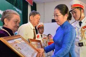 18 mẹ được truy tặng danh hiệu “Bà Mẹ Việt Nam anh hùng”